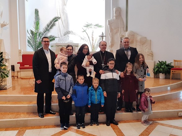 Na Dan života biskup Bože Radoš krstio peto dijete obitelji Stapić